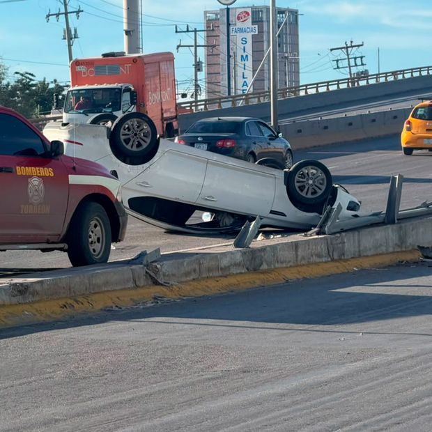Conductor en Presunto Estado de Ebriedad Vuelca en Carretera Torreón-San Pedro